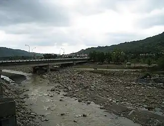 De Jiaxianbrug loopt over de Qishanrivier.
