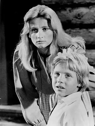 Jill Ireland en Christopher Shea in 1966