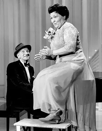 Mrs. Miller in 1966 tijdens een optreden in de tv-show Hollywood Palace, begeleid door Jimmy Durante