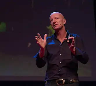 Nelson tijdens TEDxAmsterdam in 2014