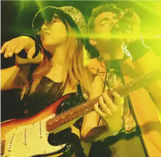 Jinjoo Lee en Joe Jonas tijdens een optreden van DNCE