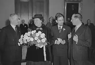 Jo Boer (met bloemen voor de Vijverbergprijs) tussen F. Bordewijk en Elburg