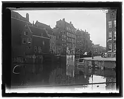 Jacob Olie met het huisje in 1902