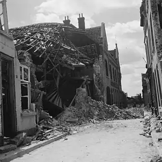 De ruine van de Heilige Geestkerk aan de Jodenstraat in 1945