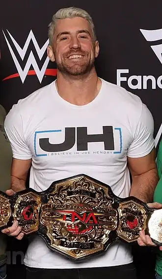 Hendry als de TNA World Champion in april 2025