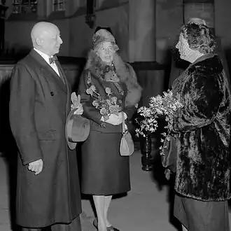 Joep Nicolas bij de overdracht van het Willem de Zwijgerraam voor de Oude Kerk te Delft, v.l.n.r. Joep Nicolas, mevrouw A.H.E.M. Philips-de Jongh en koningin Juliana (1960)
