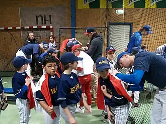 Eijpe (rechts) tijdens signeersessie HCAW honkbalschool