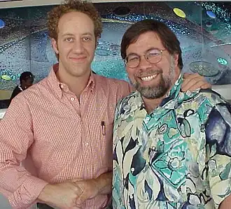 Joey Slotnick (links) samen met Steve Wozniak. Slotnick speelde Wozniak in Pirates of Silicon Valley.