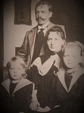 Portretfoto van J.F. Klomp met zijn vrouw Sophie en twee van hun kinderen, 1895