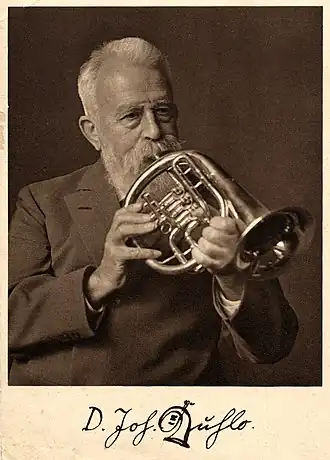 Johannes Kuhlo bespeeld een typisch "Kuhlohoorn" Fotografie 1936