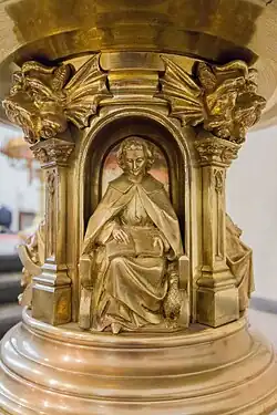 Een van de vier evangelisten in de basis van de doopvont in Overveen (1887)