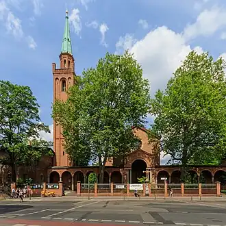 De Ibn Rushd-Goethe-moskee is gevestigd in een nevengebouw van de Johanneskerk te Moabit.