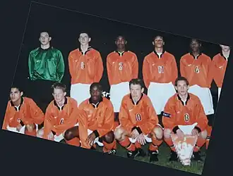 John Schot (onder, tweede van links) met het Nederlands elftal onder 15