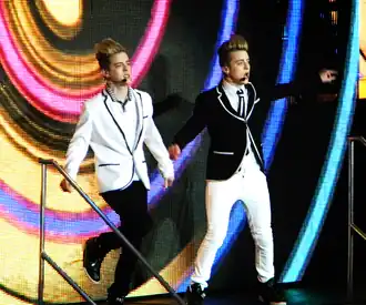Jedward in Londen tijdens de X Factor live tour van 2010
