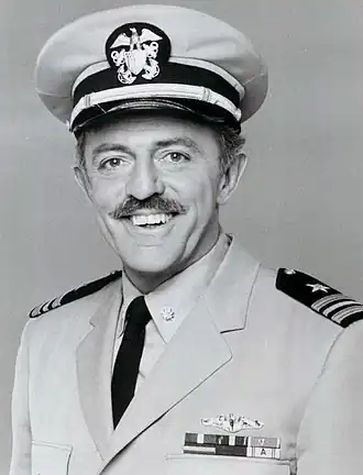 John Astin in 1977 tijdens de serie 'Operation Petticoat'.