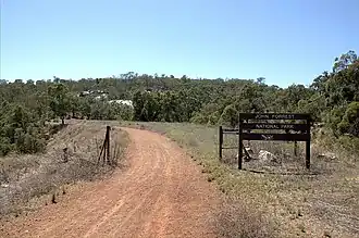 Westelijke toegang tot het park.
