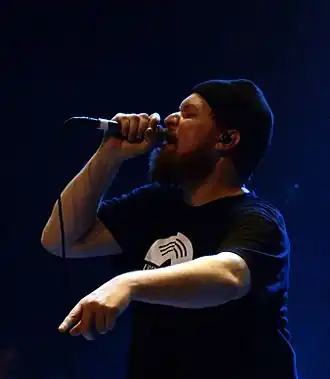 Grant tijdens een live-optreden in Trondheim, Noorwegen (2013)