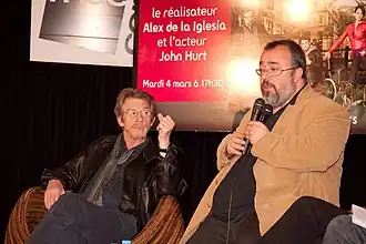 Álex de la Iglesia (rechts) en John Hurt (Parijs, 2008)
