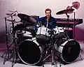 JR afgebeeld met Yamaha-drums in 1985.