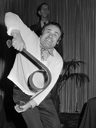 John Massis tijdens het ombuigen van staal in februari 1977.