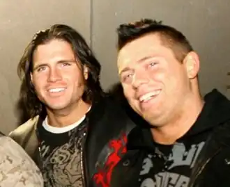 John Morrison (links) en The Miz (rechts)