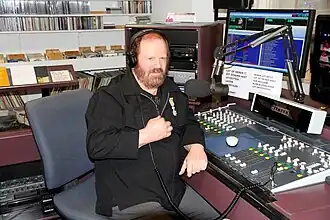 DJ John Robins in de studio van Peelstar FM