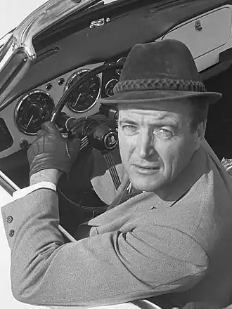 Nederlands-Amerikaanse filmster John Van Dreelen in zijn sportauto (27 april 1964)