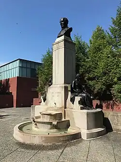 Johns Hopkins-monument (1935)