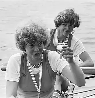 WK roeien 1977 op de Bosbaan; Joke Dierdorp (voor) en Karin Abma (achter) met glas champagne, zij wonnen zilver bij de twee zonder