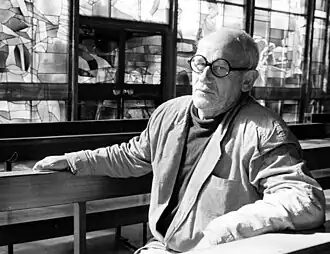 Jon Marten voor z'n raam in de Mariakerk in Heemskerk, 1989 (foto: Fotoburo de Boer)