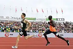 De Keniaan Jonathan Kitilit, op gang getrokken door 'haas' Bram Som, op weg naar de winst op de 800 m in 1.43,77 tijdens de FBK Games in 2018.
