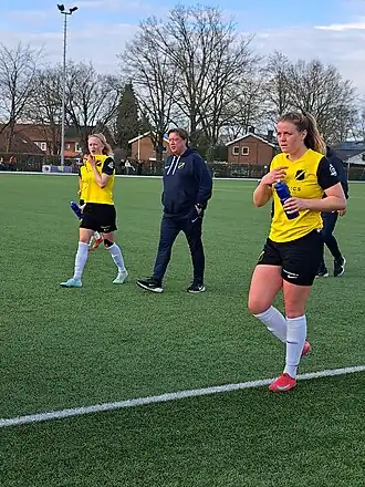 Hendriks (links) tijdens een wedstrijd tegen Jong FC Twente in 2025