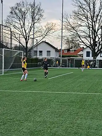 De Haan (midden) tijdens een wedstrijd tegen Jong FC Twente in 2025