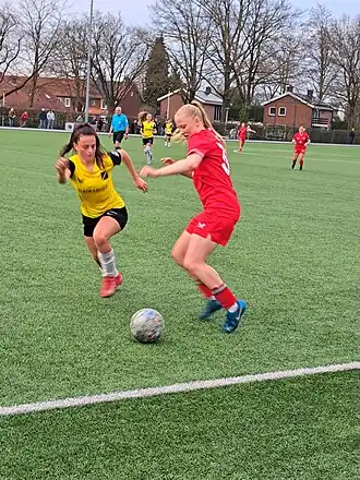 Heshof (links) tijdens een wedstrijd tegen Jong FC Twente in 2025