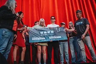 Winnaars Jonge Wolven 2024 ontvangen hun eerste prijs op het hoofdpodium Walter De Buckplein, Koala Disco, tijdens de Gentse Feesten