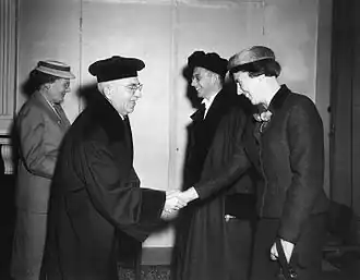 Rector de Jongh feliciteert Jozien en Karel van het Reve (1957)