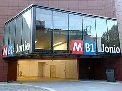 De ingang onder de parkeergarage.