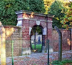 Eigen toegangspoort naar de Joodse begraafplaats