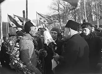 Joop Bosman uit Breukelen wordt in eerste instantie gehuldigd als winnaar van de Elfstedentocht