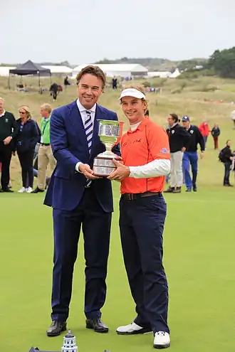 Winnaar Joost Luiten ontvangt beker uit handen van Camiel Eurlings