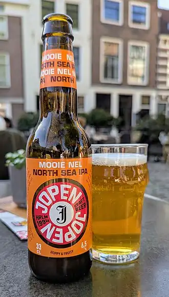 Een fles en glas Jopen Mooie Nel