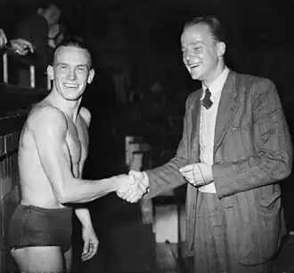 Kees Hoving (rechts) feliciteert Tjebbes met het verbreken van een nationaal record (1950)