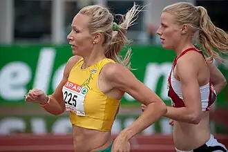 José van der Veen in actie op de 800 m tijdens de NK in 2010, gevolgd door Machteld Mulder.