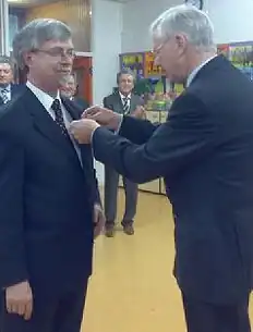 Van Veldhoven ontvangt een Gouden Speld van het Bachcomité Aardenburg, 2008.