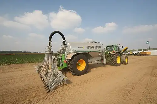 Enkelassige mesttank met achterop een sleufkouterbemester