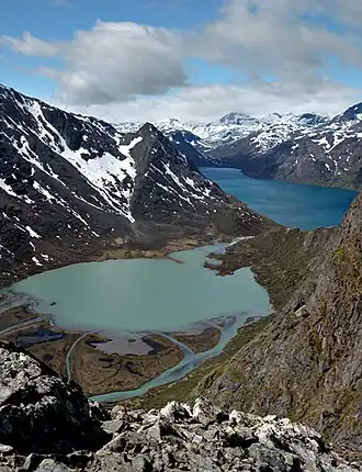 Uitzicht vanaf Knutshøi tot Centraal-Jotunheimen. Øvre Leirungen is het meer op de voorgrond, Gjende is het meer op de achtergrond.