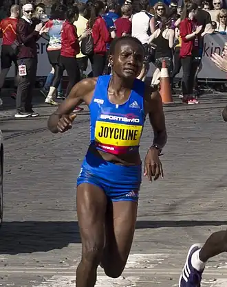 Joyciline Jepkosgei op jacht naar vier wereldrecords tijdens de halve marathon van Praag in 2017.