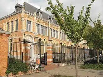 Voorgevel van het Rommelaere Instituut aan de Jozef Kluyskensstraat