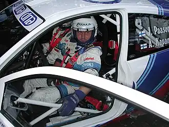 Paasonen in zijn rallyauto in 2001