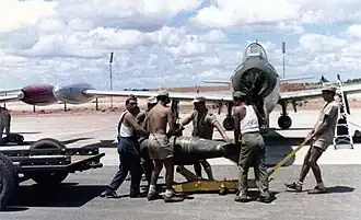 Bewapening van een Portugese F-84 in Luanda
